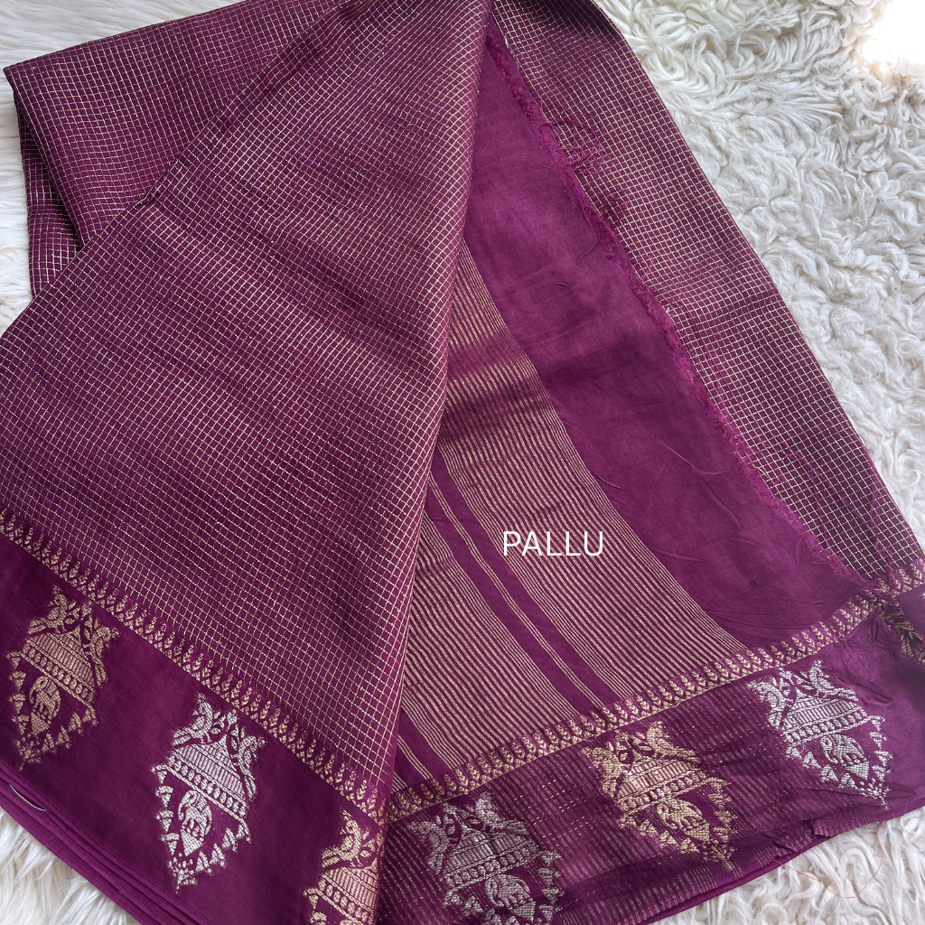Gandaberunda Wine Dola Silk Saree In Small Checks Pattern